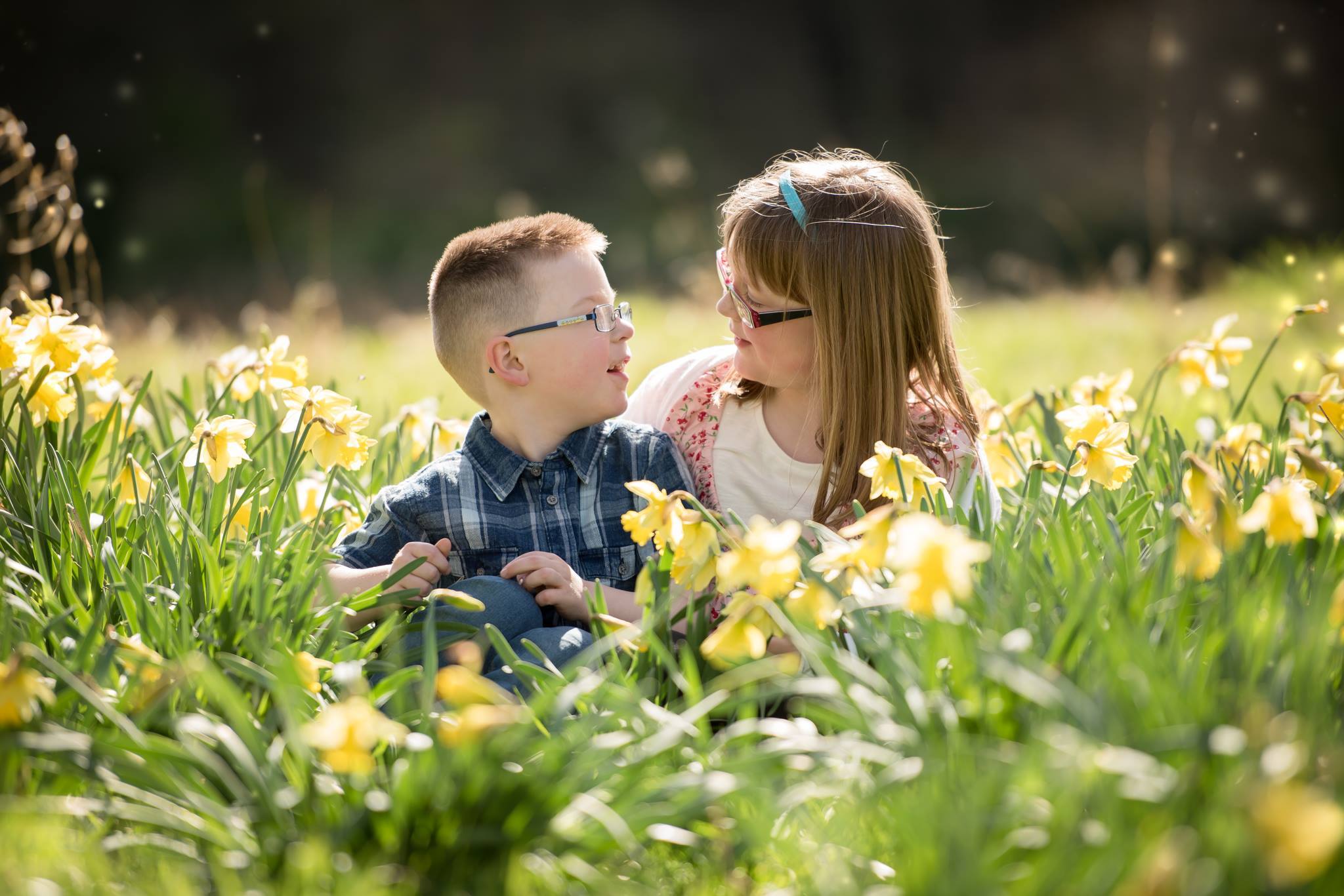 Family photographer Edinburgh - brother and sister in the daffodils, Edinburgh