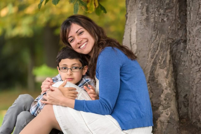 Family photographer Edinburgh - mum and little boy sitting at foot of tree