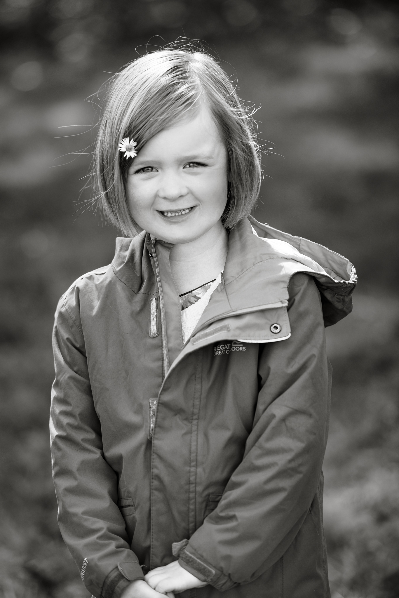 Family photographer Edinburgh - little girl with daisy in hair
