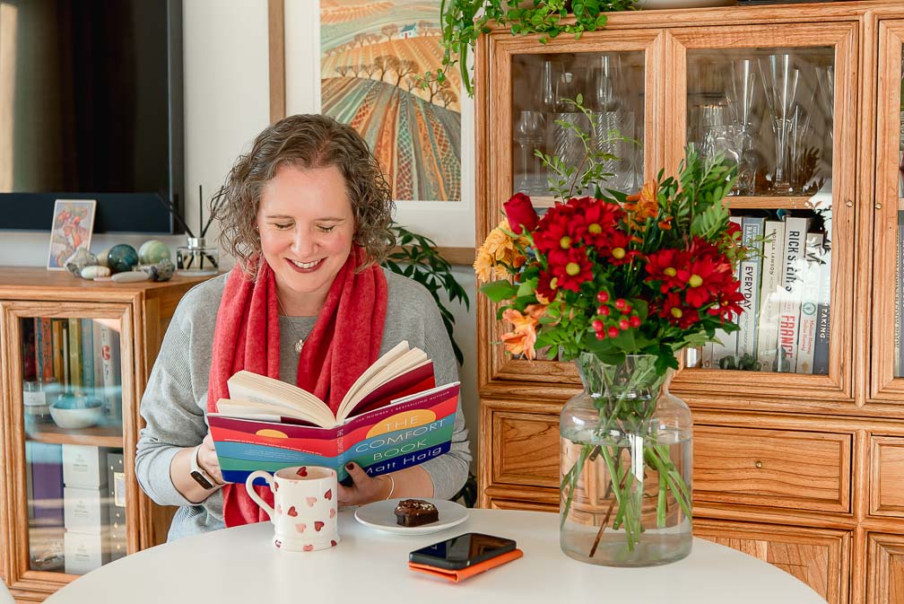 Why you need professional photos for your dating profile - Dating profile photos in Edinburgh, Scotland - woman sitting at table reading 